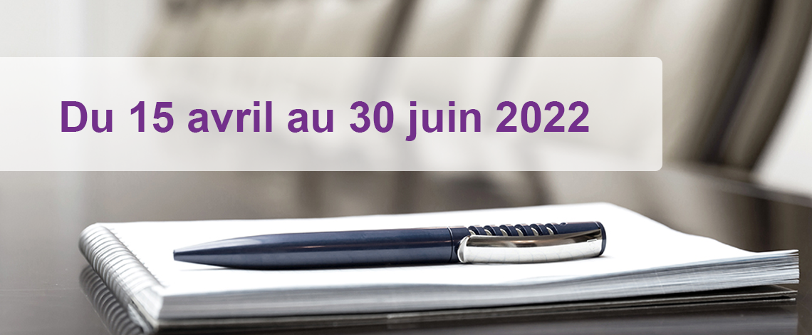 Image d'un stylo disposé sur un cahier. Au-dessus, on lit : « Du 15 avril au 30 juin 2022 »