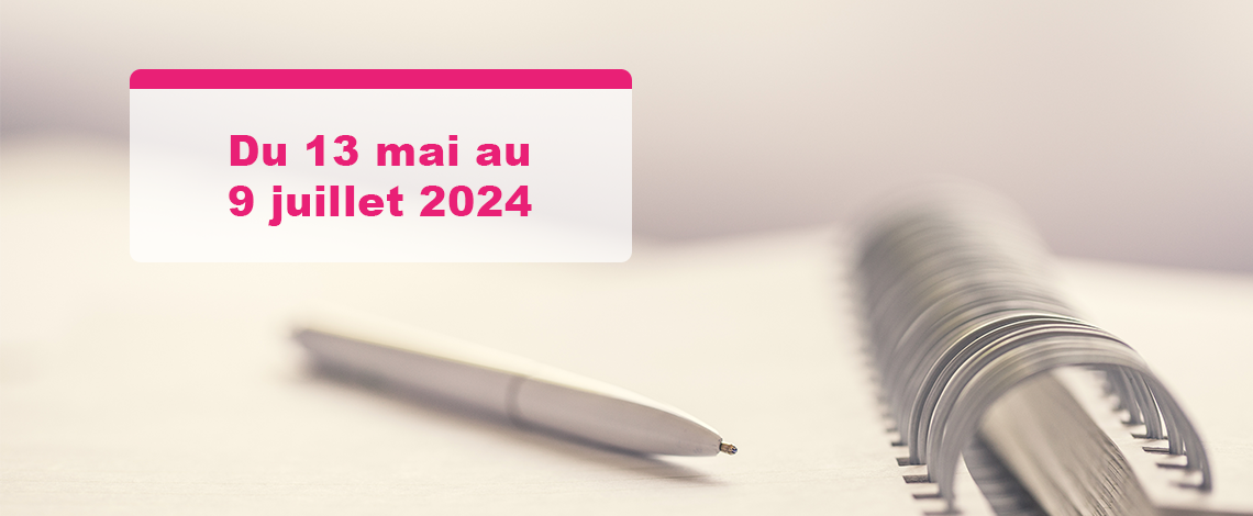 Image d'un stylo posé sur un cahier. Au-dessus, on lit : « Du 13 mai au 9 juillet 2024 ».