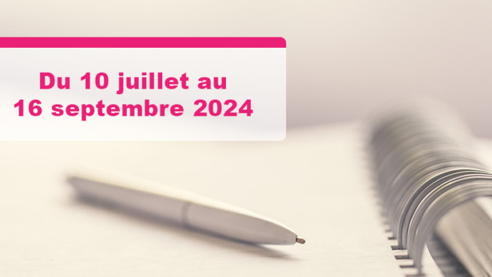 Image d'un stylo posé sur un cahier. Au-dessus, on lit : « Du 10 juillet au 16 septembre 2024 ».