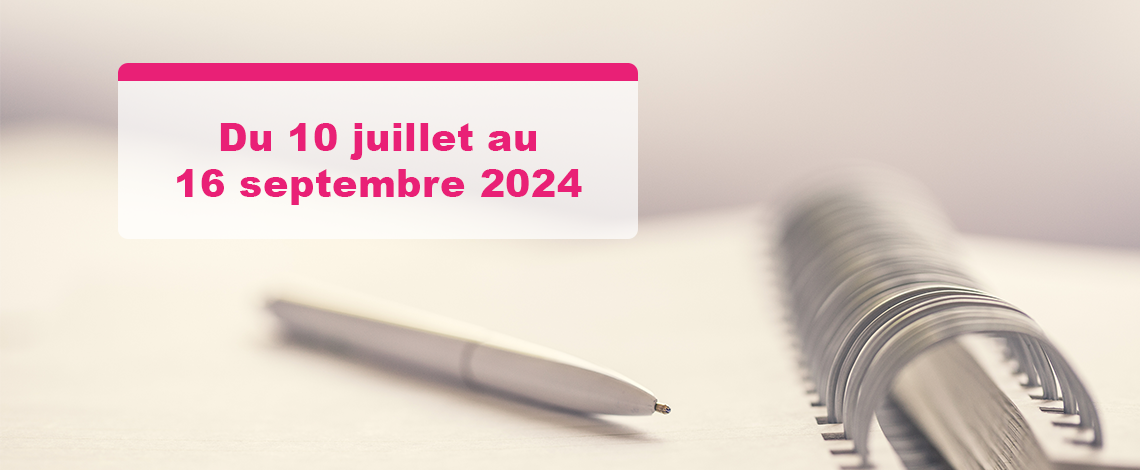 Image d'un stylo posé sur un cahier. Au-dessus, on lit : « Du 10 juillet au 16 septembre 2024 ».