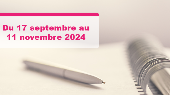 Image d'un stylo posé sur un cahier. Au-dessus, on lit : « Du 17 septembre au 14 novembre 2024 ».