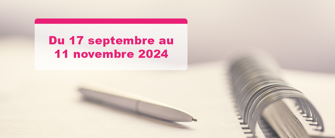 Image d'un stylo posé sur un cahier. Au-dessus, on lit : « Du 17 septembre au 14 novembre 2024 ».