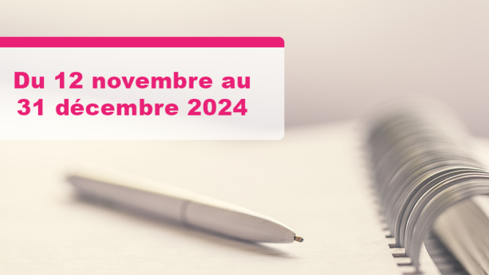 Image d'un stylo posé sur un cahier. Au-dessus, on lit : « Du 12 novembre au 31 décembre 2024 ».