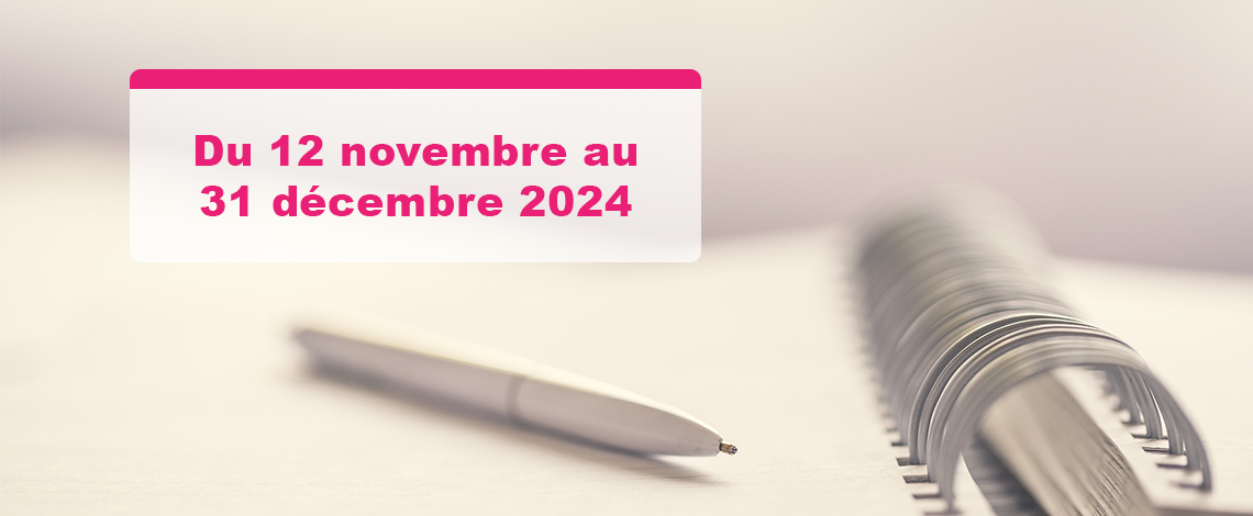 Image d'un stylo posé sur un cahier. Au-dessus, on lit : « Du 12 novembre au 31 décembre 2024 ».