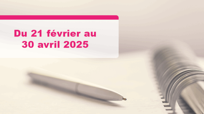 Image d’un stylo posé sur un cahier. À gauche, on lit : Du 21 février au 30 avril 2025 .