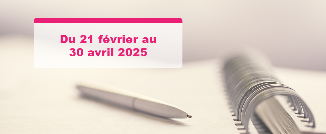 Image d’un stylo posé sur un cahier. À gauche, on lit : Du 21 février au 30 avril 2025 .