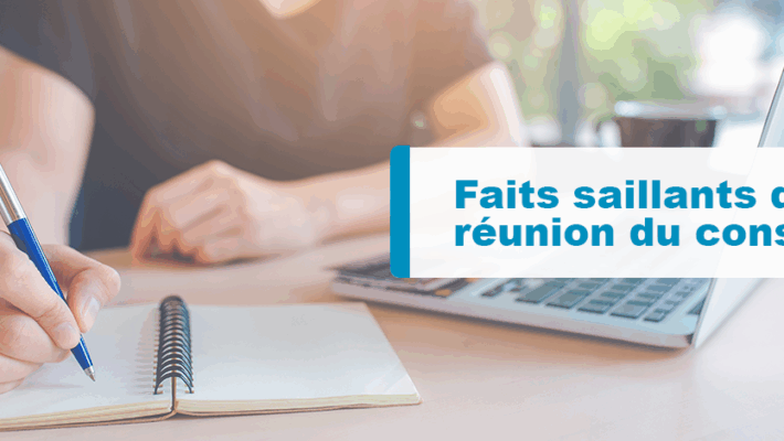 Image d’une personne prenant des notes sur un cahier devant son ordinateur. À droite, on lit : Faits saillants de la réunion du conseil.