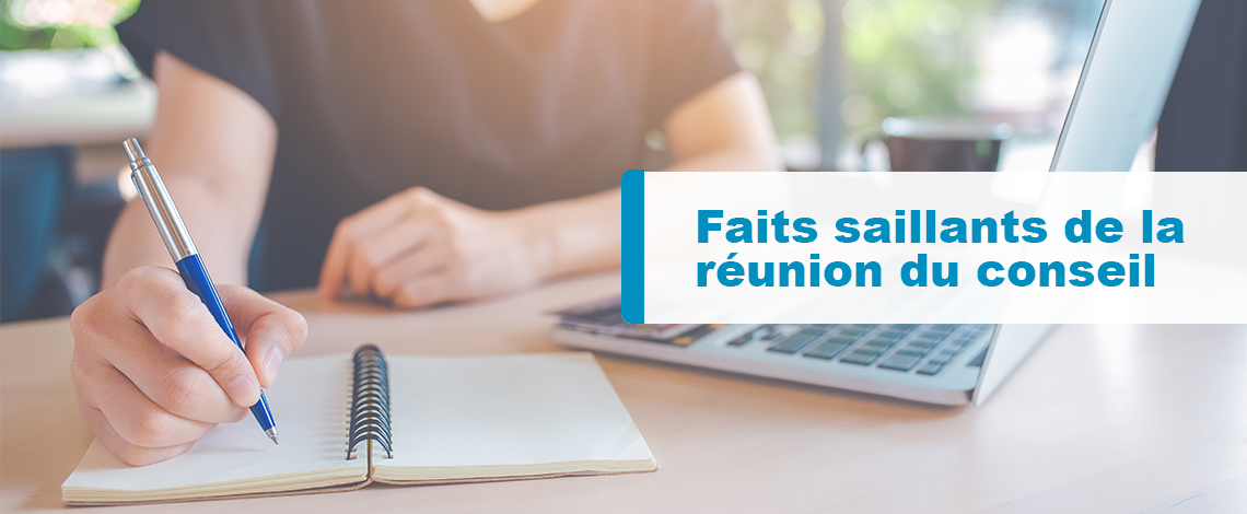 Image d’une personne prenant des notes sur un cahier devant son ordinateur. À droite, on lit : Faits saillants de la réunion du conseil.
