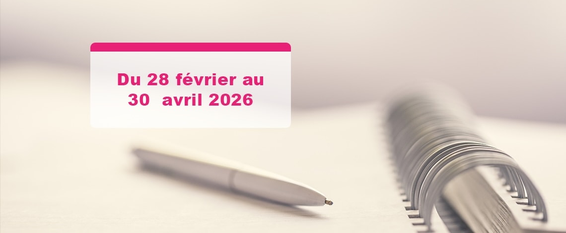 Image d’un stylo posé sur une feuille de papier. Au-dessus, on lit : Du 28 février au 30 avril 2026.